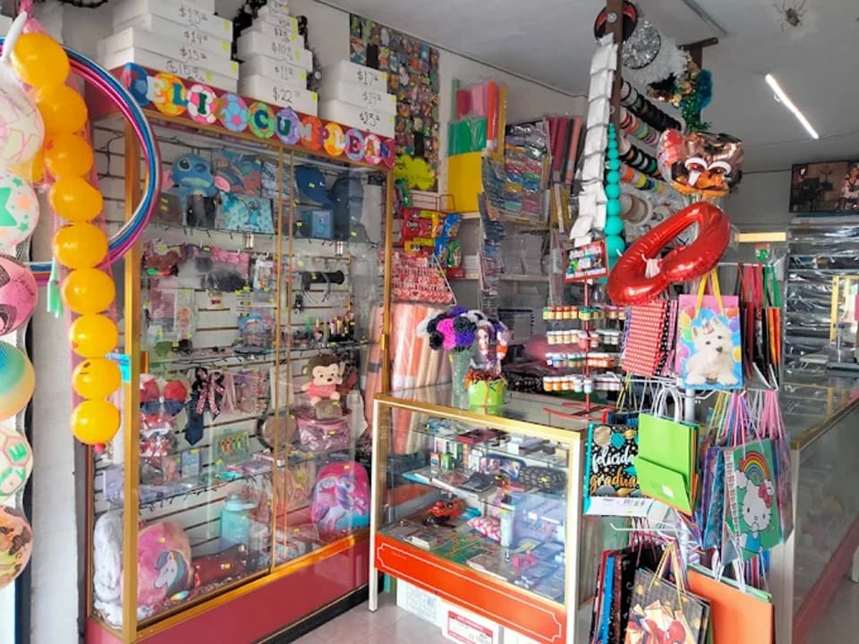 Artículos escolares exhibidos en la tienda